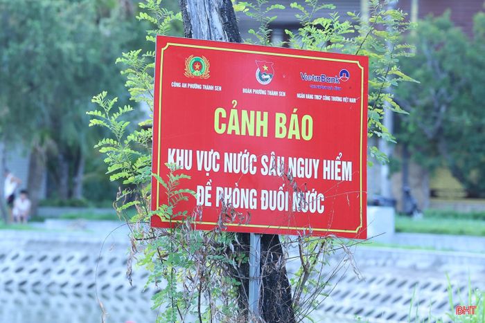 Hiện nay, tại một số vị trí mực nước sâu trên 2m, chính quyền địa phương đã cắm biển cảnh báo. Tuy nhiên, về lâu dài, khu vực hồ điều hòa Nam Hà vẫn cần được lắp đặt lan can để tạo khoảng cách an toàn với mặt nước, nhất là tại những vị trí trẻ em thường xuyên vui chơi, qua đó chủ động phòng ngừa nguy cơ đuối nước.