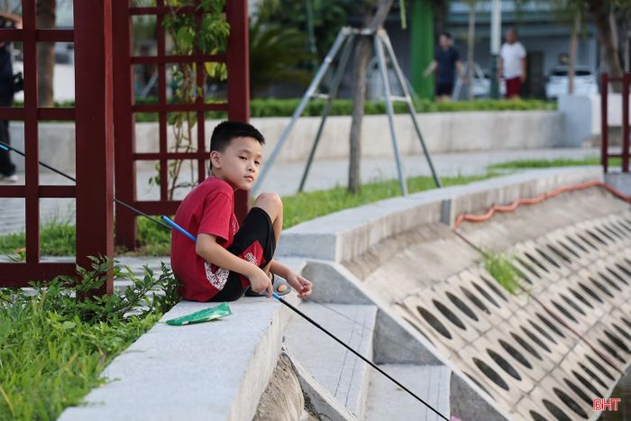Vào cuối buổi chiều, không khó để bắt gặp những nhóm trẻ nhỏ vui chơi, chạy nhảy sát hành lang hay câu cá quanh bờ hồ. Chỉ một phút bất cẩn, các em có thể trượt ngã xuống nước.