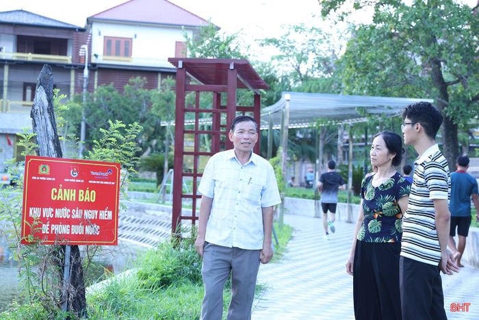  Ông Đặng Thế Tập - Bí thư Chi bộ TDP 6, phường Thành Sen (người bên trái) chia sẻ: "Các cháu nhỏ vẫn thường xuyên vui chơi, đạp xe quanh hồ. Chỉ cần mất lái hoặc bất cẩn lao xuống nước là nguy cơ đuối nước rất cao. Vì vậy, người dân, cử tri đã nhiều lần kiến nghị lắp đặt lan can tại những khu vực sát mép hồ để đảm bảo an toàn, nhất là cho trẻ em". 