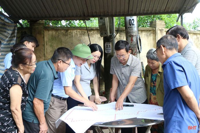 Trung tâm Phát triển quỹ đất tỉnh trực tiếp làm việc, thông tin về điều chỉnh các quy hoạch đô thị cho người dân tổ dân phố 9, phường Thành Sen.