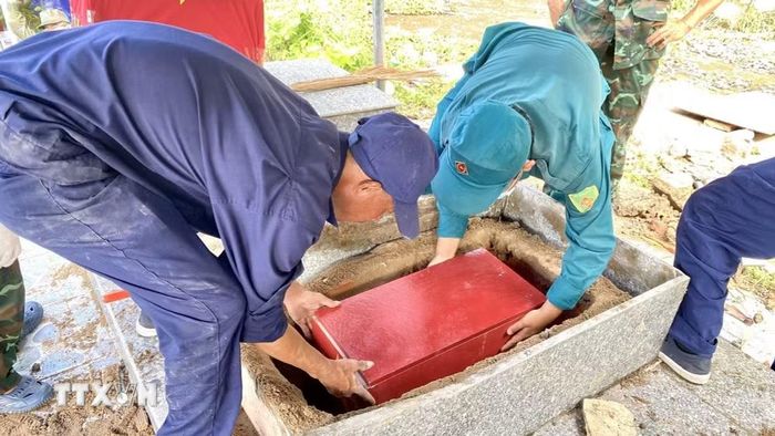Ban Chỉ đạo về tìm kiếm, quy tập và xác định danh tính hài cốt liệt sỹ tỉnh An Giang lấy mẫu hài cốt phục vụ giám định ADN tại Nghĩa trang Liệt sỹ Tri Tôn. (Ảnh: Thanh Sang/TTXVN)