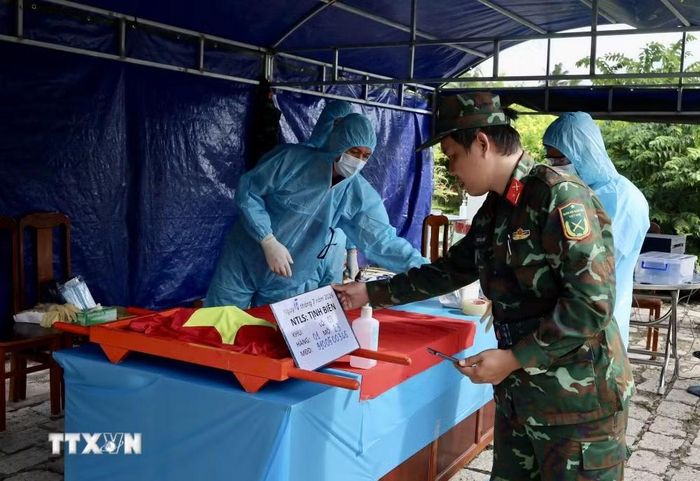 Đội lấy mẫu hài cốt giám định ADN tại Nghĩa trang Liệt sỹ Tịnh Biên. (Ảnh: Thanh Sang/TTXVN)