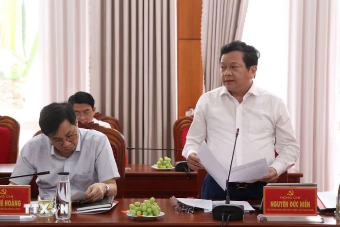 Đại diện Đoàn kiểm tra, giám sát công bố Quyết định. (Ảnh: Ngọc Minh/TTXVN)