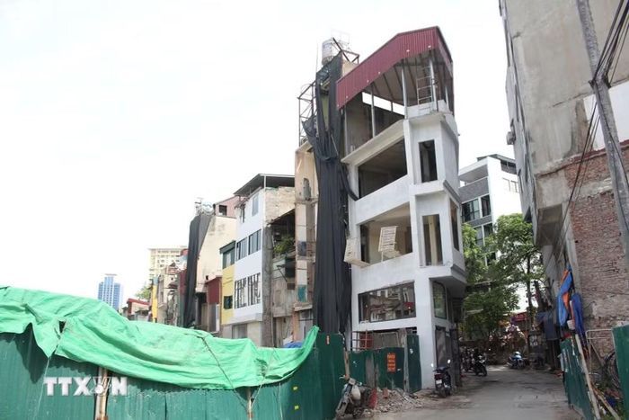 Sau giải phóng mặt bằng đường Vành đai 1, đoạn Hoàng Cầu-Voi Phục xuất hiện những ngôi nhà có hình dáng lạ. (Ảnh: Nguyễn Thắng/TTXVN)