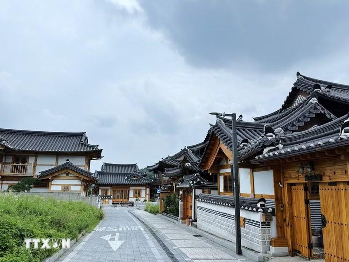 Hình ảnh những ngôi nhà hanok tiêu biểu trong khu bảo tồn kiến trúc truyền thống, lưu giữ những giá trị văn hóa và nghệ thuật xây dựng Hàn Quốc. (Ảnh: Nhật Hưng/TTXVN)