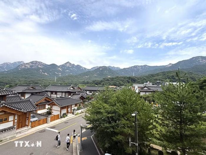 Nằm dưới chân núi Bukhansan, thuộc quận Eunpyeong ở phía Tây Bắc thủ đô Seoul, làng Hanok Eunpyeong là khu dân cư mang kiến trúc truyền thống Hàn Quốc được quy hoạch hài hòa với cảnh quan thiên nhiên. Những ngôi nhà hanok với mái ngói cong đặc trưng nổi bật trên nền núi Bukhansan tạo nên khung cảnh thanh bình, thu hút đông đảo du khách trong và ngoài nước. (Ảnh: Nhật Hưng/TTXVN)