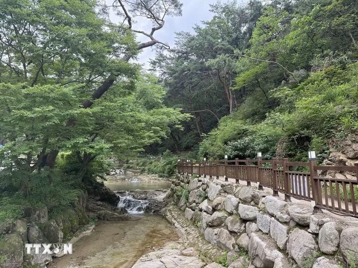 Làng Hanok Eunpyeong dưới chân núi BukhansanQuang với phong cảnh thiên nhiên non nước hữu tình. (Ảnh: Nhật Hưng/TTXVN)
