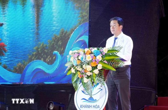Phó Chủ tịch Thường trực UBND tỉnh Khánh Hòa Nguyễn Long Biên phát biểu Khai mạc chương trình. (Ảnh: Tá Chuyên/TTXVN)