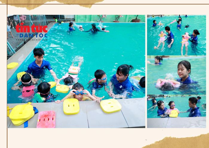 Các "chiến sĩ tình nguyện" mùa hè xanh tích cực hỗ trợ  trẻ em hoàn thiện các kỹ năng bơi lội tại lớp học bơi miễn phí.