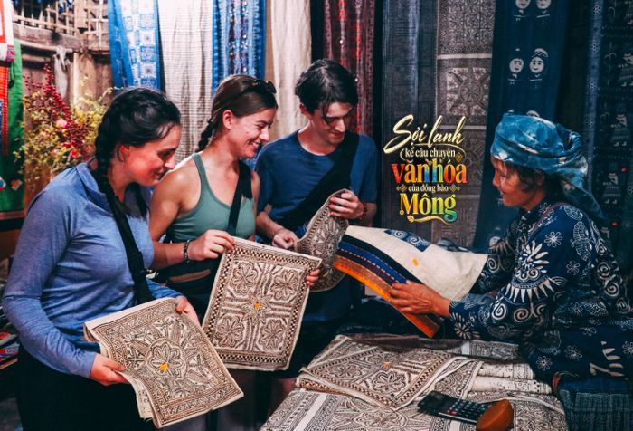 Du khách nước ngoài thích thú khám phá các sản phẩm dệt lanh truyền thống của đồng bào Mông ở Lùng Tám.
