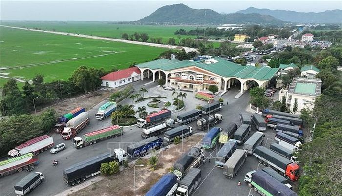 Hoạt động xuất nhập khẩu hàng hoá tại cửa khẩu quốc tế Tịnh Biên, tỉnh An Giang. Ảnh: Vũ Sinh/TTXVN
