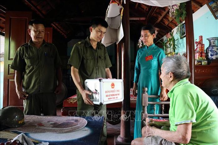 Hòm phiếu phụ được đưa đến hộ gia đình ông Nguyễn Văn Bắc, 98 tuổi, đi lại khó khăn để ông thể hiện quyền công dân của mình.