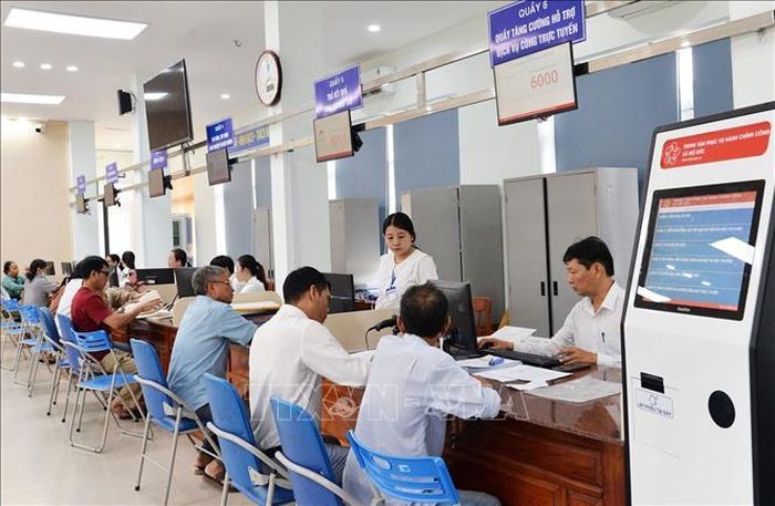Trung tâm Phục vụ hành chính công xã Mộ Đức (Quảng Ngãi) giải quyết hồ sơ cho người dân mỗi ngày. Ảnh: Đinh Hương/TTXVN