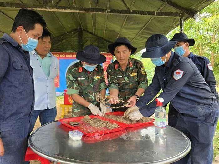 Đội K92, Bộ CHQS tỉnh An Giang tìm kiếm, cất bốc hài cốt liệt sĩ tại Kiên Lương. Ảnh: TTXVN phát