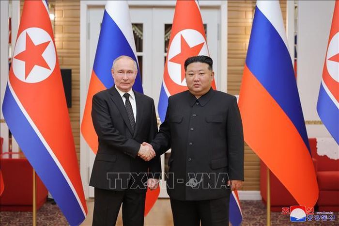 Nhà lãnh đạo Triều Tiên Kim Jong-un (phải) và Tổng thống Liên bang Nga Vladimir Putin trong cuộc hội đàm tại Bình Nhưỡng ngày 19/6/2024. Ảnh tư liệu: Yonhap/TTXVN