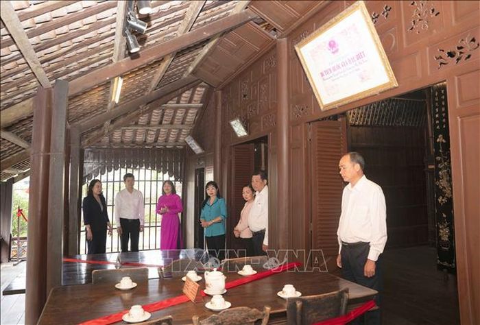 Phó Chủ tịch nước Võ Thị Ánh Xuân cùng Đoàn công tác tham qua nhà lưu niệm thời niên thiếu của Chủ tịch Tôn Đức Thắng ở xã Mỹ Hoà Hưng, tỉnh An Giang.