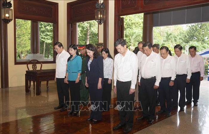 Phó Chủ tịch nước Võ Thị Ánh Xuân cùng Đoàn công tác thành kính dành một phút mặc niệm tưởng nhớ Chủ tịch Tôn Đức Thắng.