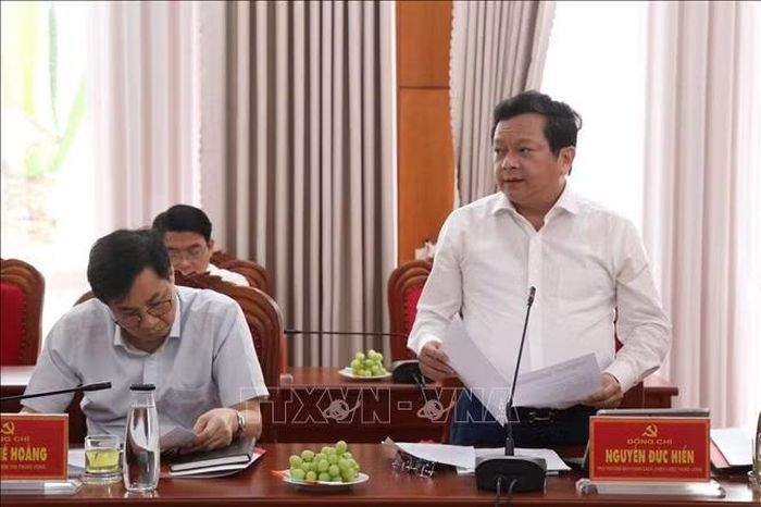 Đại diện Đoàn kiểm tra, giám sát công bố Quyết định. Ảnh: Ngọc Minh/TTXVN
