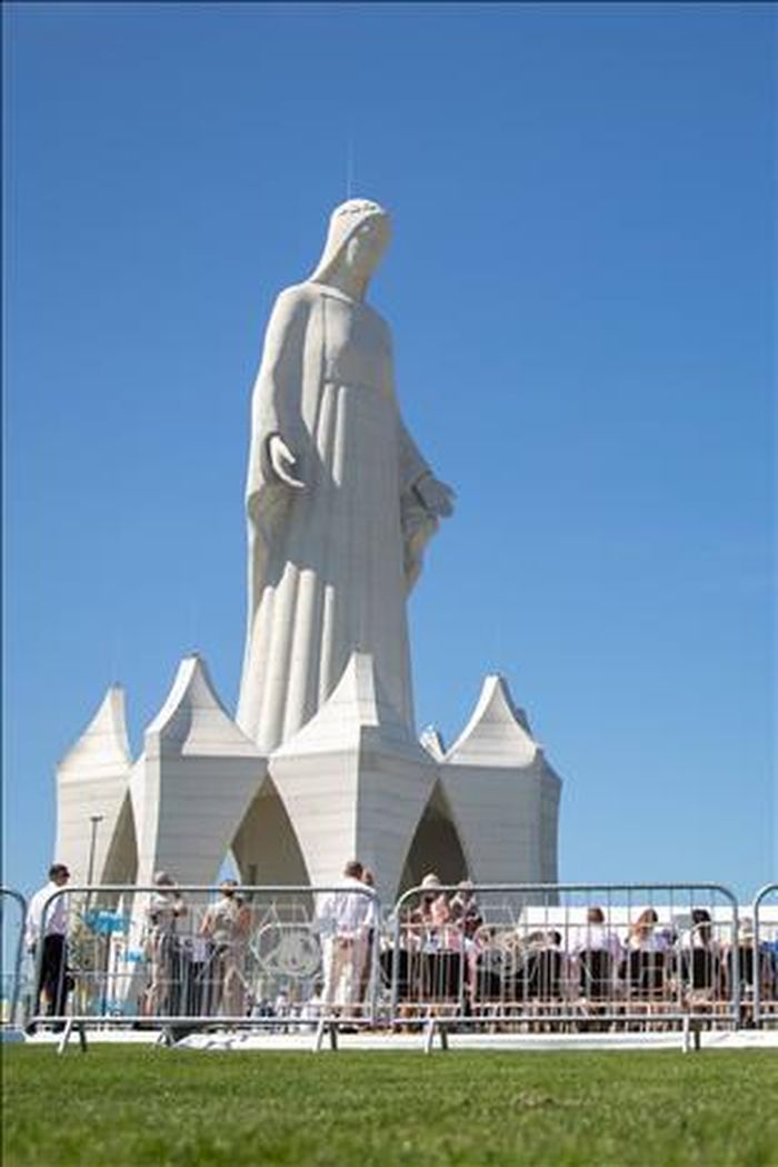 Tượng Đức Mẹ Maria cao hơn 55 mét được khánh thành tại làng Konotopie, thuộc tỉnh Kuyavia-Pomerania, Ba Lan ngày 15/8/2026. Ảnh: PAP/TTXVN phát