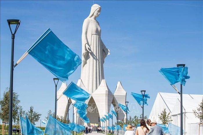 Tượng Đức Mẹ Maria cao hơn 55 mét được khánh thành tại làng Konotopie, thuộc tỉnh Kuyavia-Pomerania, Ba Lan ngày 15/8/2026. Ảnh: PAP/TTXVN phát