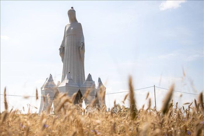 Tượng Đức Mẹ Maria cao hơn 55 mét được khánh thành tại làng Konotopie, thuộc tỉnh Kuyavia-Pomerania, Ba Lan ngày 15/8/2026. Ảnh: PAP/TTXVN phát