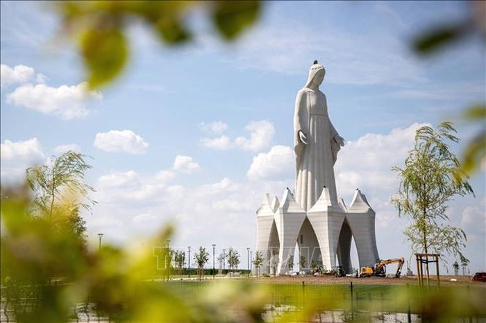 Tượng Đức Mẹ Maria cao hơn 55 mét được khánh thành tại làng Konotopie, thuộc tỉnh Kuyavia-Pomerania, Ba Lan ngày 15/8/2026. Ảnh: PAP/TTXVN phát