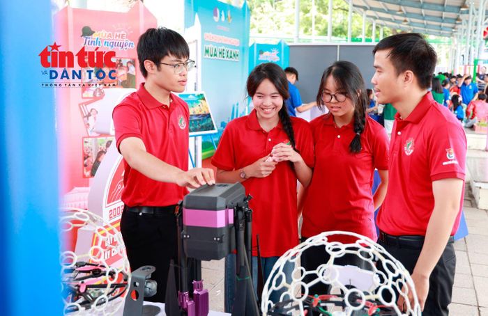 Đoàn viên thanh niên tham quan, trải nghiệm các gian hàng tại ngày hội.