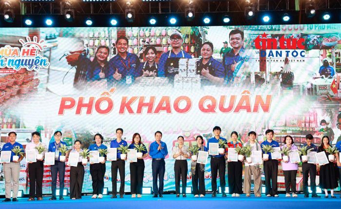 Lãnh đạo Thành Đoàn TP Hồ Chí Minh trao tặng thư cám ơn, tặng cây xanh cho các đơn vị đồng hành với các chiến dịch tình nguyện hè của Thành phố.