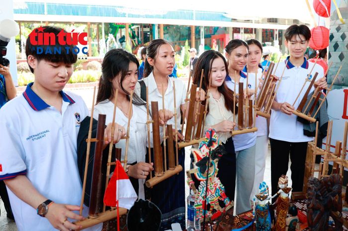 Gian hàng của các sinh viên quốc tế thu hút khách tham quan.