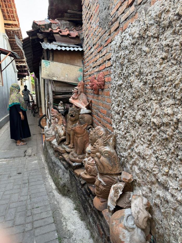 Một góc tường được trang trí bằng những sản phẩm gốm đầy hoài niệm.