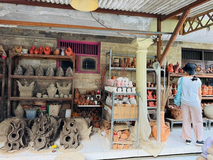Một xưởng gốm vừa sản xuất vừa trưng bày, bán sản phẩm.