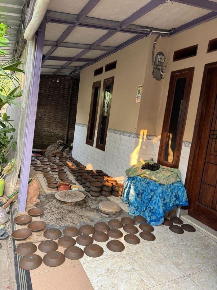 Những sản phẩm gốm mộc được xếp phơi ngay tại hiên nhà, cho thấy nghề gốm vẫn hiện diện trong nhịp sống thường ngày của người dân Sitiwinangun.