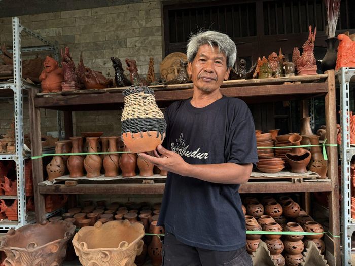 Ông Kadmiya bên các sản phẩm gốm tự tay làm mọi công đoạn.