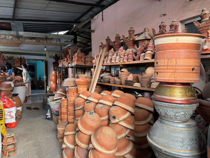 Cửa hàng bán đồ gốm lớn nhất làng với chủ yếu là những sản phẩm tiêu dùng địa phương.