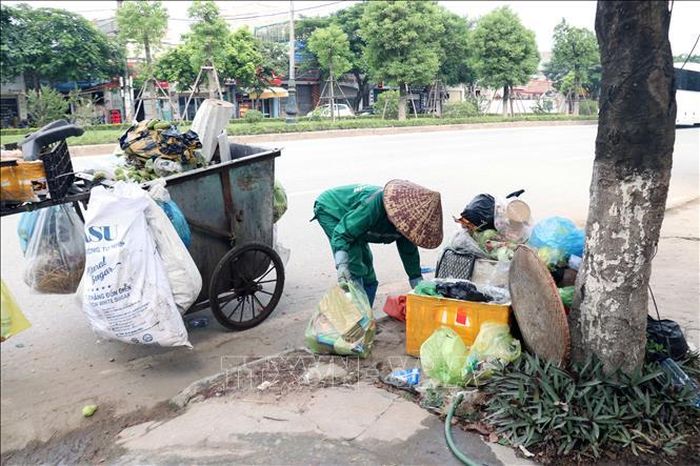 Chiều 15/8, Hải Phòng đã khẩn trương giải phóng hàng trăm tấn rác ùn ứ trong dân.