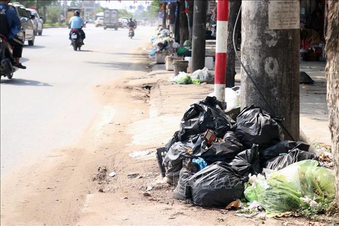 Rác ùn ứ tại khu vực đường 353, phường Hưng Đạo, thành phố Hải Phòng.