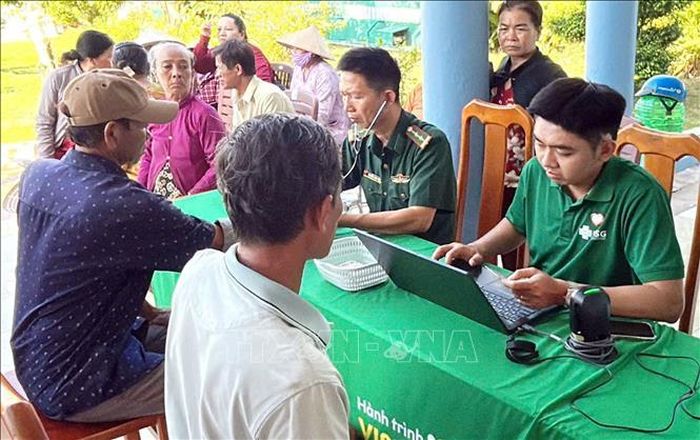 Thăm khám cho người dân xã Đất Mũi (Cà Mau). Ảnh: TTXVN phát
