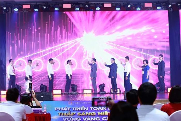Các đại biểu thực hiện nghi thức công bố Chương trình hợp tác triển khai Kế hoạch hành động phòng, chống ung thư vú. Ảnh: Trịnh Duy Hưng/TTXVN