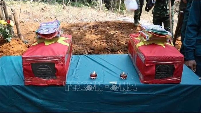 Hài cốt liệt sỹ được lực lượng chức năng tìm thấy. Ảnh: TTXVN phát