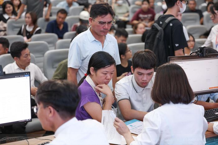 Thí sinh cùng gia đình trong buổi nhập học sáng 16/8 tại Trường Đại học Đại Nam. Ảnh: DB