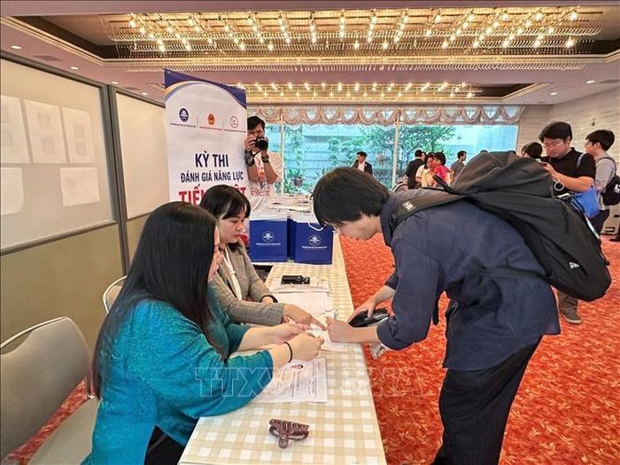 Thí sinh làm thủ tục dự thi tại kỳ thi năng lực tiếng Việt. Ảnh: Nguyễn Tuyến/Pv TTXVN tại Nhật Bản
