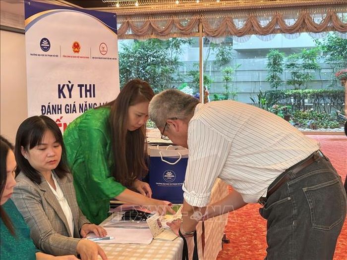 Thí sinh cao tuổi làm thủ tục dự thi tại kỳ thi năng lực tiếng Việt. Ảnh: Xuân Giao/Pv TTXVN tại Nhật Bản