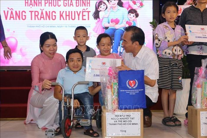 Ông Ngô Sách Thực, Chủ tịch Hội Người khuyết tật Việt Nam thăm hỏi và tặng quà cho các gia đình người khuyết tật tiêu biểu tại chương trình.