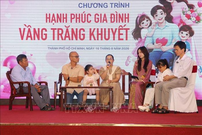 Các gia đình khuyết tật tiêu biểu vượt khó, vun đắp hạnh phúc, nuôi dạy con cái trưởng thành tham gia giao lưu tại chương trình.