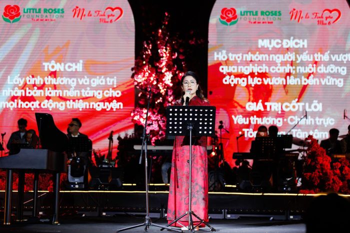 Bà Hoàng Nguyễn Thu Thảo, Chủ tịch Quỹ Bông Hồng Nhỏ phát biểu tại sự kiện.