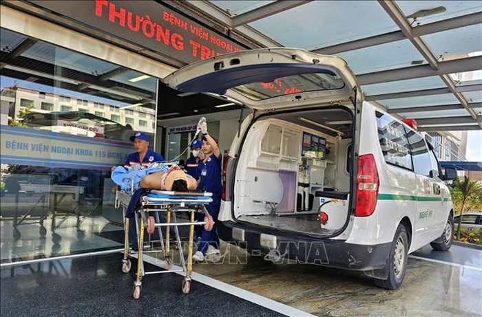 Hai bệnh nhân bị thương nặng được Bệnh viện ngoại khoa 115 Nghệ An chuyển sang Bệnh viện hữu nghị Đa khoa Nghệ An điều trị. Ảnh: Văn Tý/TTXVN