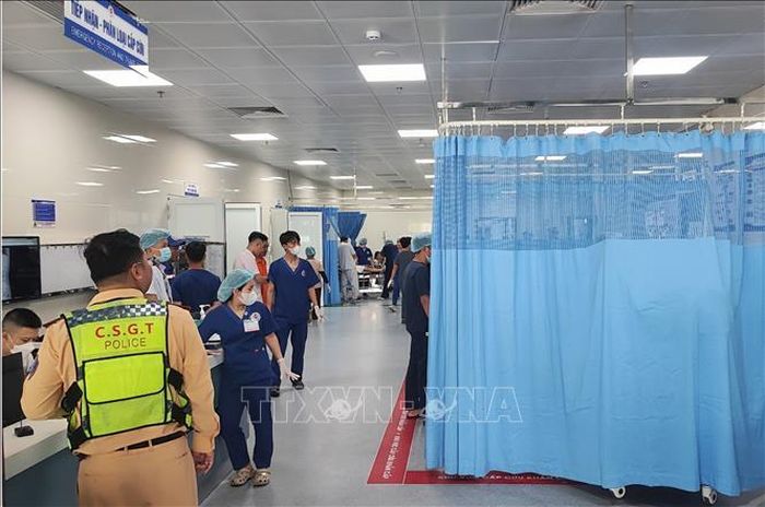 Trên 20 bệnh nhân đang được cấp cứu tại Bệnh viện ngoại khoa 115 Nghệ An. Ảnh: Văn Tý/TTXVN