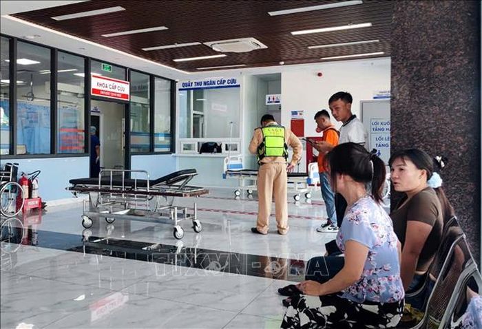 Một số nạn nhân bị thương nhẹ đang chờ sơ cứu. Ảnh: Văn Tý/TTXVN
