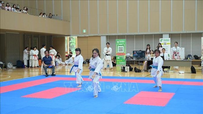 Bài biểu diễn đồng đội của các nữ vận động viên Karate người Việt tại Nhật Bản.