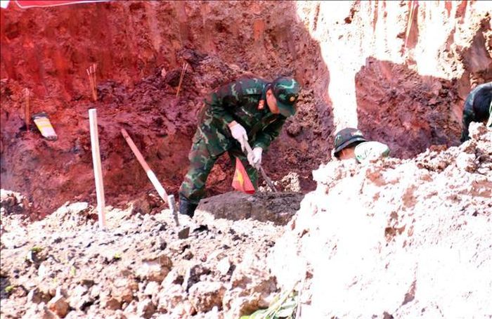 Các chiến sĩ Đội tìm kiếm, quy tập hài cốt liệt sĩ thuộc Bộ Tư lệnh Thành phố Hồ Chí Minh nỗ lực làm nhiệm vụ dưới ánh nắng tháng 8 của tiết trời phương Nam. Ảnh: Xuân Khu/TTXVN